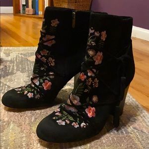 Sam Edelman Embroidered boots 🌸